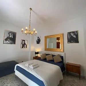 2 Stanze Private In Con 1 Bagno Privato E Balcone Comunicante - 4 O 5 Posti Letto , Bari Italia